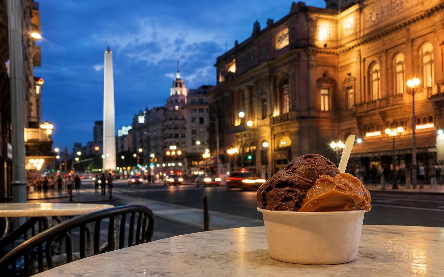 Helado de dulce de leche y chocolate con el Obelisco de Buenos Aires al fondo